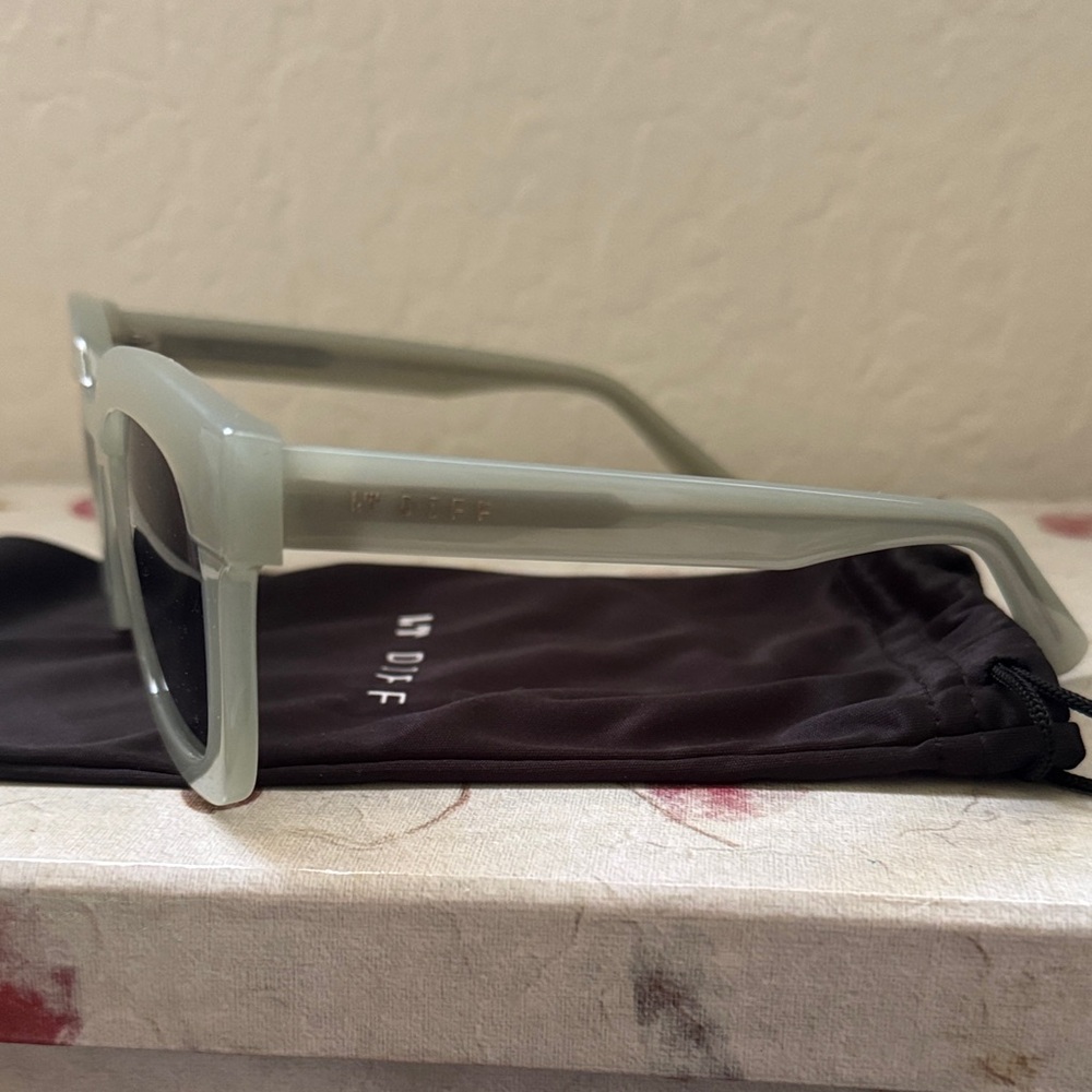 Diff Makay *Rare* Light Green Square Sunglasses - image 4